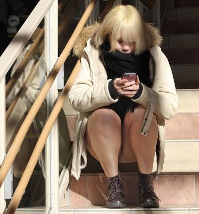 【パンチラ盗撮】街中で階段に座り込むパンチラ上等な女の子の街撮り盗撮画像！