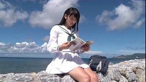 【清楚系】白セーラー服が似合う！ニコヤカ笑顔の癒し系！三輪晴香ちゃんのイメージビデオ画像！