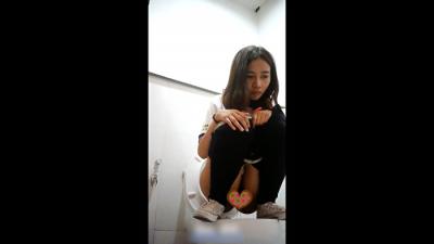 【タイの学校洋式トイレ盗撮】ゲキカワ女の子が和式スタイルで放尿