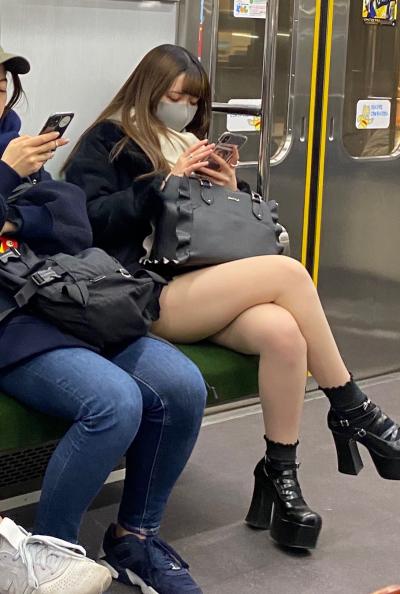 【画像】電車にやべー女おったwww