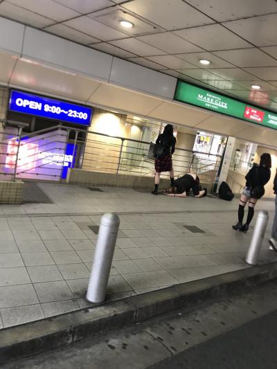 【悲報】渋谷駅でハゲがまんさんに土下座させられてしまうｗｗｗｗｗｗｗｗｗｗｗｗ