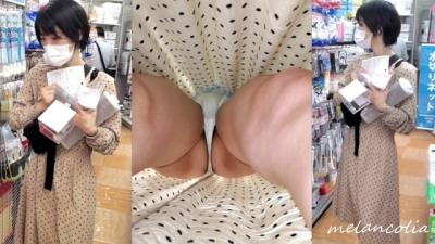 【upskirt1296逆さ撮りお姉さん】100均で白Pを逆さ撮りされる股間の盛り上がりとプリケツ具合がエロいロングスカートのお姉さん