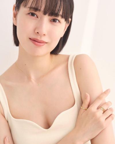 【画像】戸田恵梨香、胸元露出した透き通るような美肌ショット公開