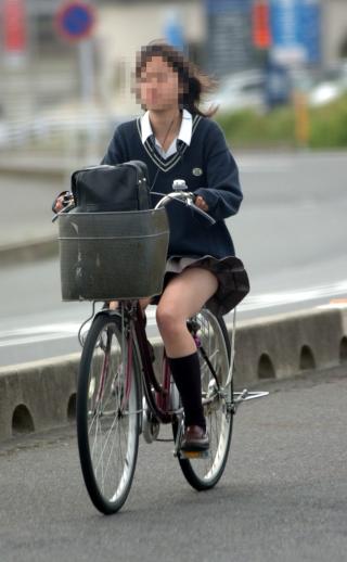 JKが自転車に乗ってなびくスカートから可愛いパンツが…