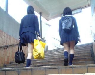 街撮り通学中JKの微エロ画像その69 階段、逆さ撮り、ミニスカ制服。