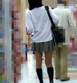 街撮り通学中JKの微エロ画像その318 透けブラ、ラフな夏制服、露わな生足太もも。