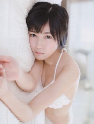 【エロ画像】AKB48まゆゆのお尻にムラムラしてくる水着グラビア