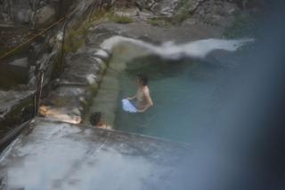 望遠カメラで露天風呂の女湯を盗撮してるエロ画像