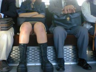 【かくしどり 画像】電車のシートに座って熟睡している女の子が無防備なパンチラをしているのを激写したったｗｗｗ