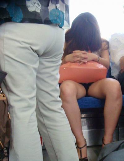 電車でミニスカなのに無防備に寝てるギャルを対面パンチラ盗撮