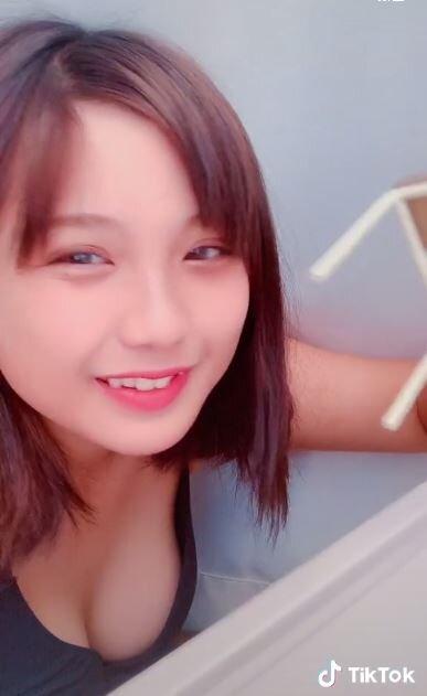 【動画】TiktokのJKさん「おっぱい自慢したいなぁ..せや！」