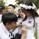 【画像】ベトナムの卒業式がエロすぎてなんJ嫉妬祭りへ【アオザイ】