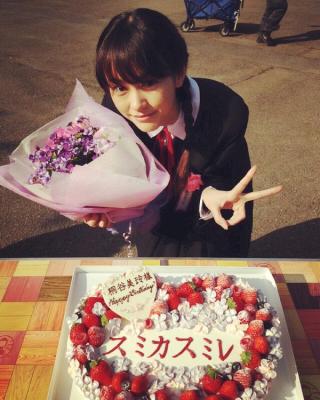 三つ編み女子高生制服姿の桐谷美玲画像「スミカスミレの現場でもお祝いしていただきました！」