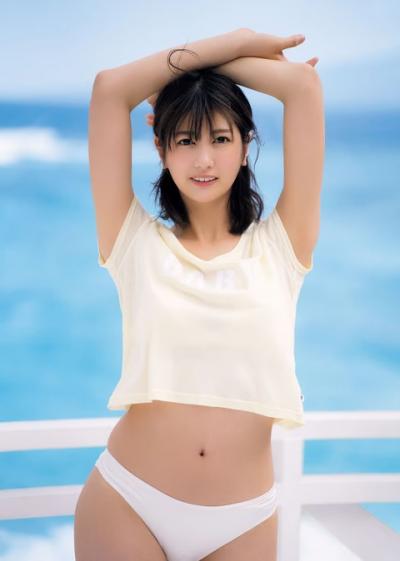 【画像あり】人気女子アナ、初グラビアでビキニ姿を解禁