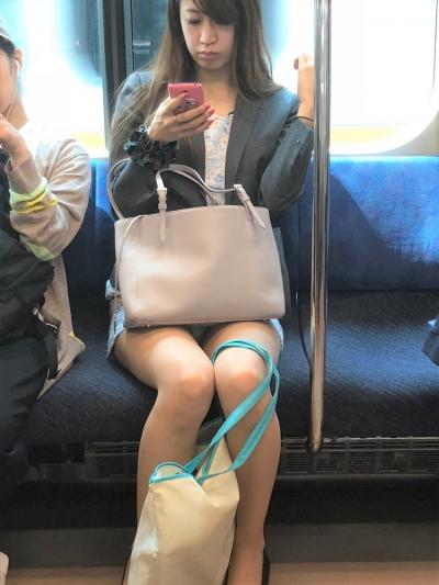 電車で向かいの席のまんさんがパンチラしていたらどうする？