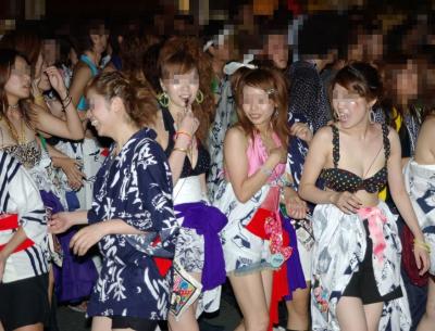 真夏の夜遊びギャルたちのパンチラ・胸チラ盗撮画像集