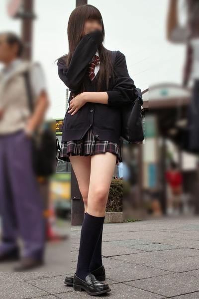 クロス立ちしてる女子高生の脚ってエロくね？