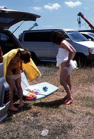 【画像】ツイッタラー「海水浴場の駐車場でおっぱい丸出しで着替えてる女いたｗ」