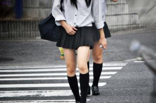 街撮り通学中JKの微エロ画像その88 横断歩道、通学路、黒髪の制服女子。