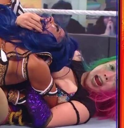 【画像】WWEの試合中に日本人女子プロレスラーの乳首がハミ出てしまうハプニング