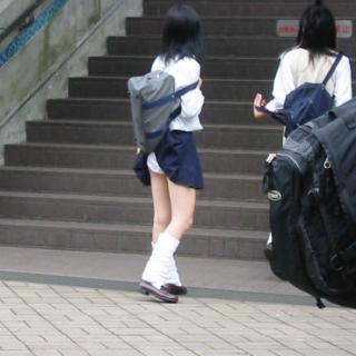 【ＪＫ盗撮】スカートがめくれあがってパンツが見えてる女子高生の盗撮画像ｗｗｗ