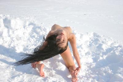 エッチ好きそうなお嫁さんが雪が積もった北国で全裸で過激に露出してる画像、一番エロいのはコレ[26枚]