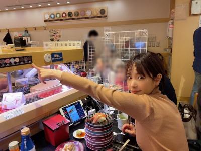 【画像】人気AV女優の桃乃木かなさん、回転寿司でたらふく食べる