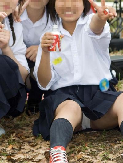 天然系パンチラって興奮する！！警戒心のない女子●生たちのしゃがみパンチラ画像