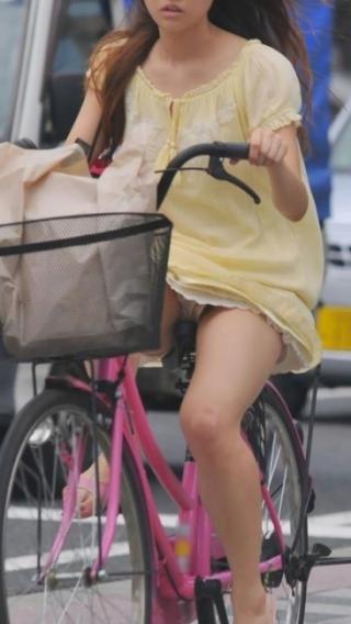 【わき見注意】ミニスカで自転車に乗ってる素人女子のパンチラ画像【盗撮】