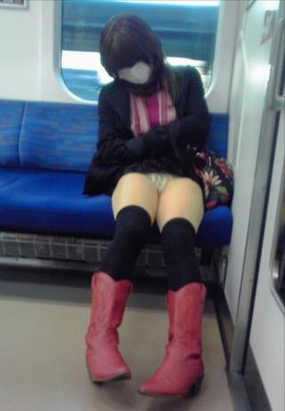 電車内でだらしない格好で寝てる女性がいたのでパンチラ頂きましたって画像ｗｗｗｗｗｗ｜　Chirari