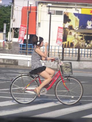 パンツ丸見えで自転車に乗る素人女性を盗撮ｗｗｗｗｗｗ｜　Chirari