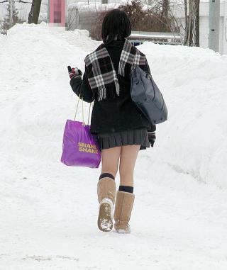 真冬でも生脚で頑張ってくれる女子高生！むちむちの太腿だけは何度見ても見飽きねぇなｗｗｗｗｗｗｗｗ
