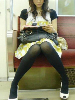 【トレインちらちら】電車でパンツ見せてる女を発見し、わいが取った行動がコチラwwwwww【19枚】