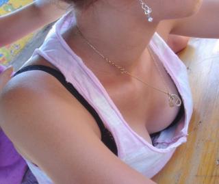 日焼けした女子大生の姉の胸チラ盗撮エロ画像