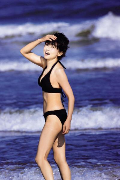 【画像あり】女優 斉藤慶子さん、宮崎美子さんのグラビアに触発されて30年ぶり還暦水着グラビア