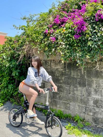 【画像】半裸で自転車に乗るモー娘。牧野真莉愛さん