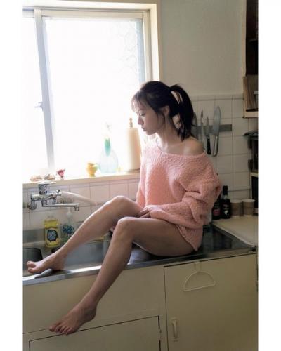 女優 松本まりか、美尻&生脚を大胆に…写真集重版でアザーカット公開