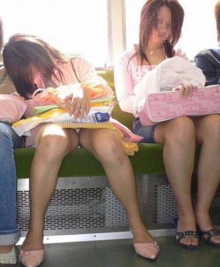 ミニスカで電車の対面座席に座るとどんな格好してもパンチラしちゃうんだねｗｗｗｗｗｗｗｗ