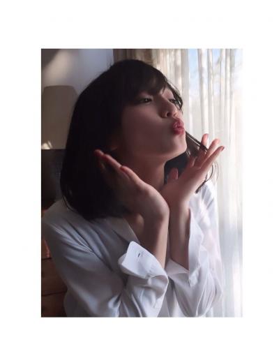 【画像あり】吉岡里帆、クリスマスイブのキス顔ショットにファン悶絶「可愛すぎる」「最高のプレゼント」