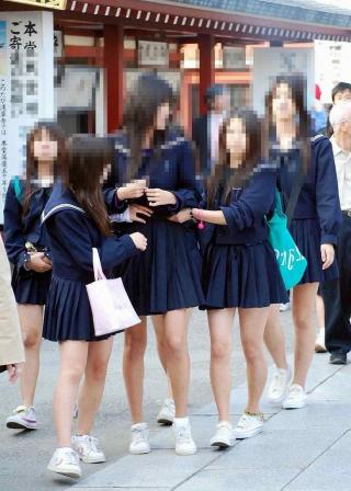 街撮り通学中JKの微エロ画像その71 素足とセーラー服、修学旅行、開放感。