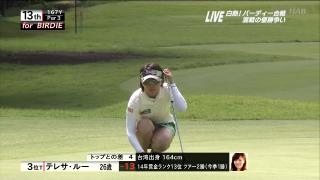　【スポーツエロ画像】何で女子ゴルファーってこんなミニスカ履いてパンツ見せつけるんだ？ｗｗ