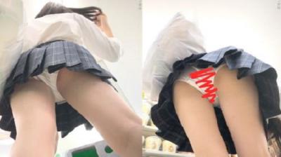 ミニスカ生足美人JKの白パンツ逆さ撮り動画