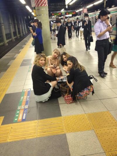 SNSで見つけたリア充女子たちのパンチラ…友達と楽しそうに撮ったスナップ写真に写り込んだハプニングエロ画像