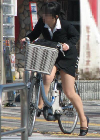 タイトスカートの足元がセクシー！パンチラが撮れるまで見続けたい自転車OLさんの街撮りエロ画像