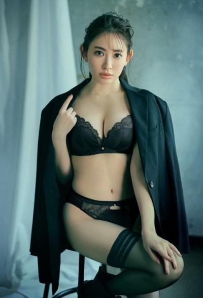 ナイスなバディ！元AKB48小嶋陽菜（34）、魅惑のランジェリー姿で大胆美ボディ披露！