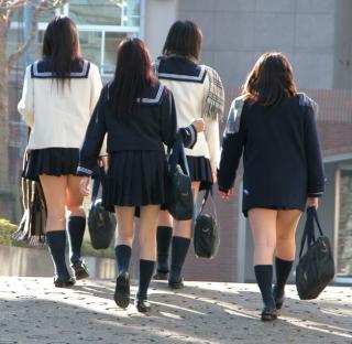 街撮り通学中JKの微エロ画像その286 坂道登るミニスカセーラー服少女の群れ
