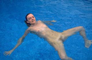 外人が全裸で水面や海面に浮かんでいるヌードエロ画像