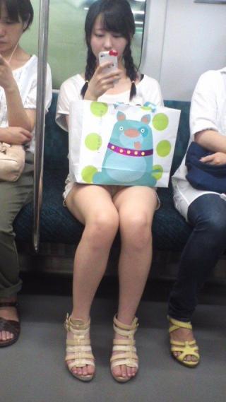 【エフシーツーアだダ 電車】電車の対面に座った女の子がめちゃくちゃ可愛くてしかもパンチラしてると言う奇跡が起こったんだがｗｗｗ