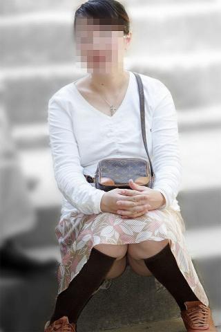 若くて可愛い奥様がパンチラ晒してる画像をじっくり楽しむスレ[15枚]