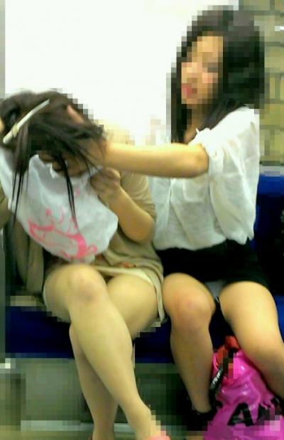電車パンチラ画像集 スカート短いクセに警戒心の緩い女達が人前でパンチラしちゃってるんだがwwww